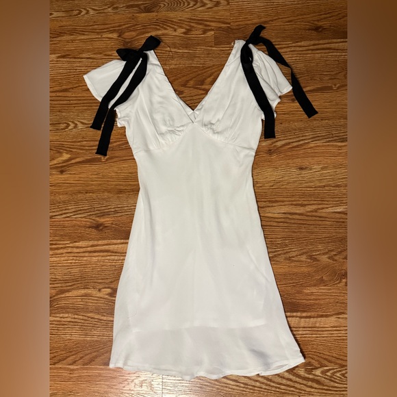Wild Fable White Mini A-line Dress Flutter Sleeves With Bows Size Small - Picture 9 of 14